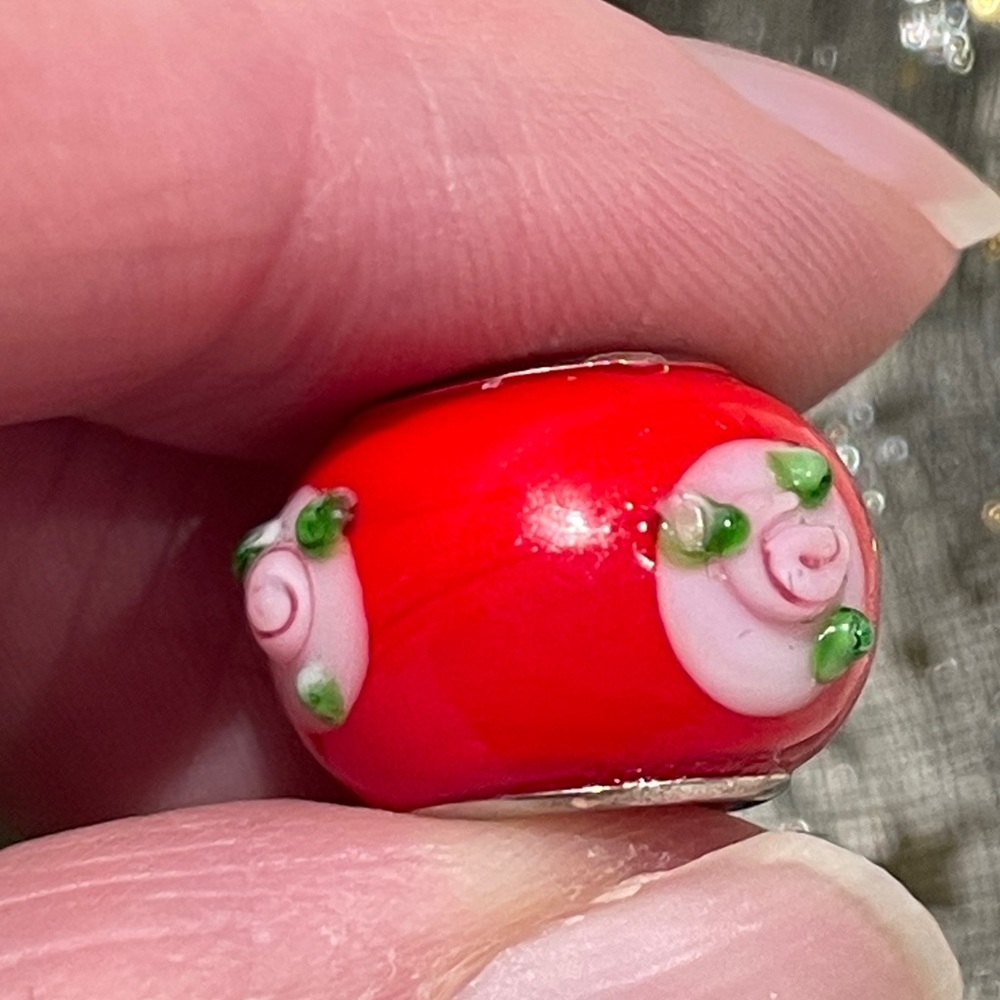 Red murano-style glass bead with pink roses